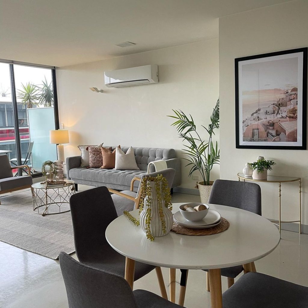 Home staging of an apartment by Decor 2 Sell